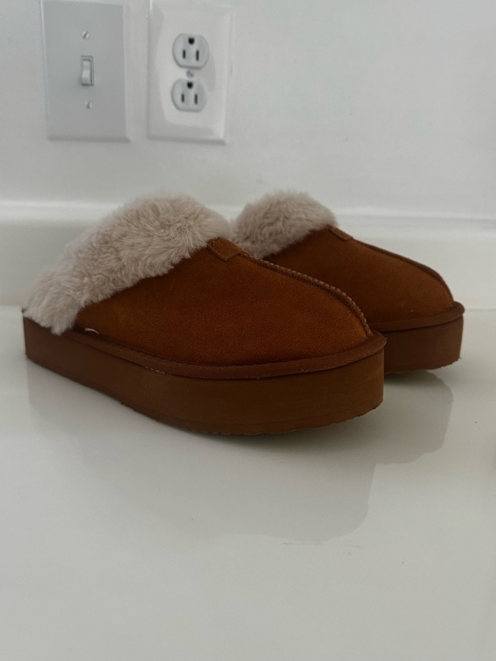 Women’s Joyspun Cozy Faux-Fur Lined Slip-On Clog - Brown - Never worn